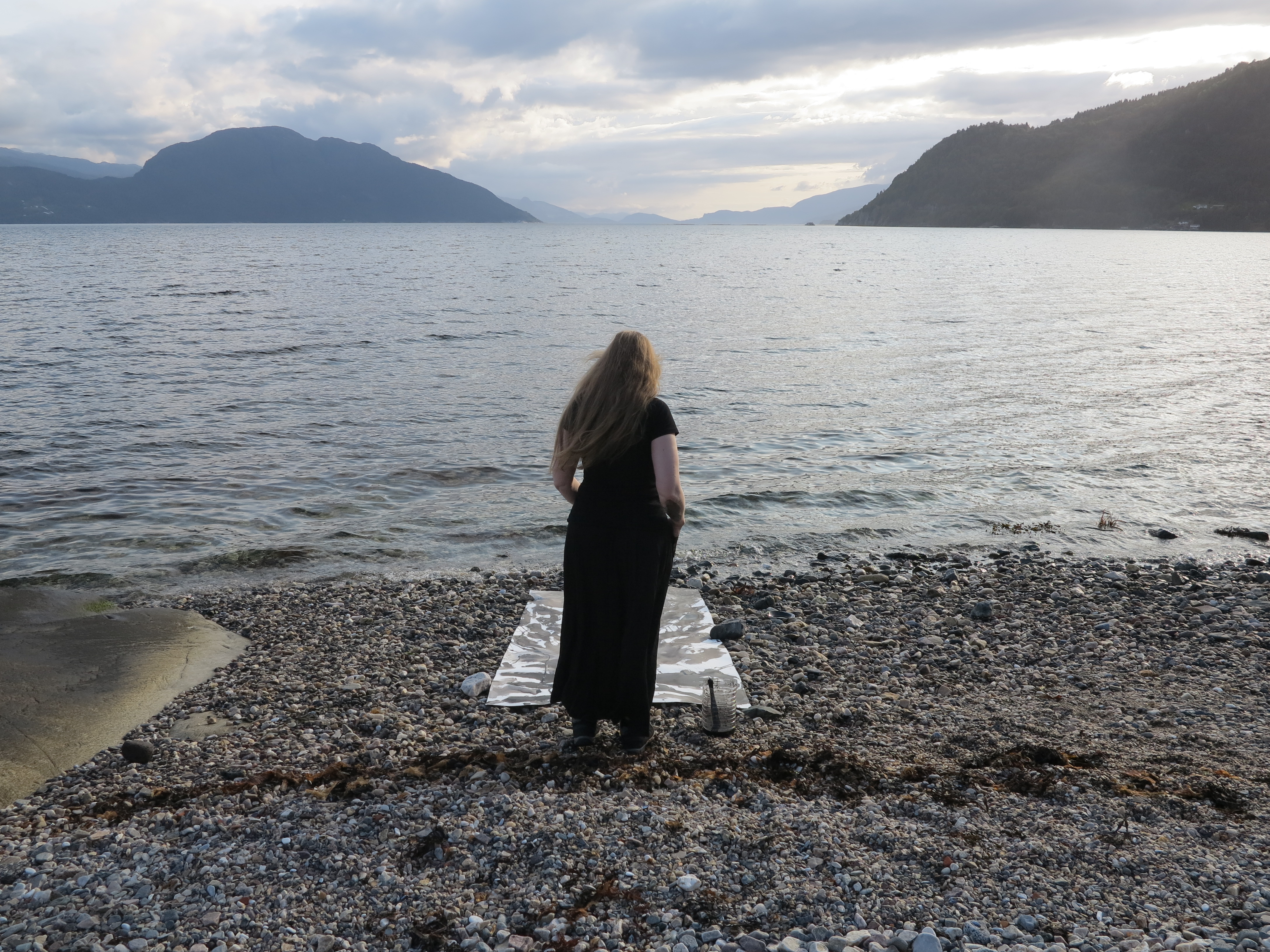 The making of my new performance in Hardangerfjord during the residency at Kh Messen, Alvik, Norway in the summer of 2023 (Photo by Mirjam van Casteren)