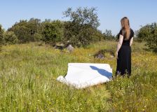 Filmstill performance "Prelúdio em Verde" (Evora Monte), during the residency at Fundacao Obras, Évora Monte, Alentejo, Portugal , April 3th, 2025. Film and edit by  by Pedro Barral (PT)