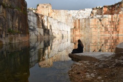 "Pintando com o lago", performance in the marble quarry of Borba (2022), film and photo by Rob Monaghan (Ireland)