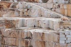 "A terra da pintora da terra - Terra", performance in the marble quarry of Borba, Portugal (2023) i.s.m. Pedro Barral, Portugal