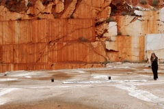 "A terra da pintora da terra - Ar", performance in the marble quarry of Borba, Portugal (2023) i.s.m. Pedro Barral, Portugal