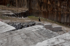 "A terra da pintora da terra - Agua", performance in the marble quarry of Borba, Portugal (2023) i.s.m. Pedro Barral, Portugal