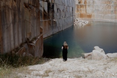 "A terra da pintora da terra - Agua", performance in the marble quarry of Borba, Portugal (2023) i.s.m. Pedro Barral, Portugal