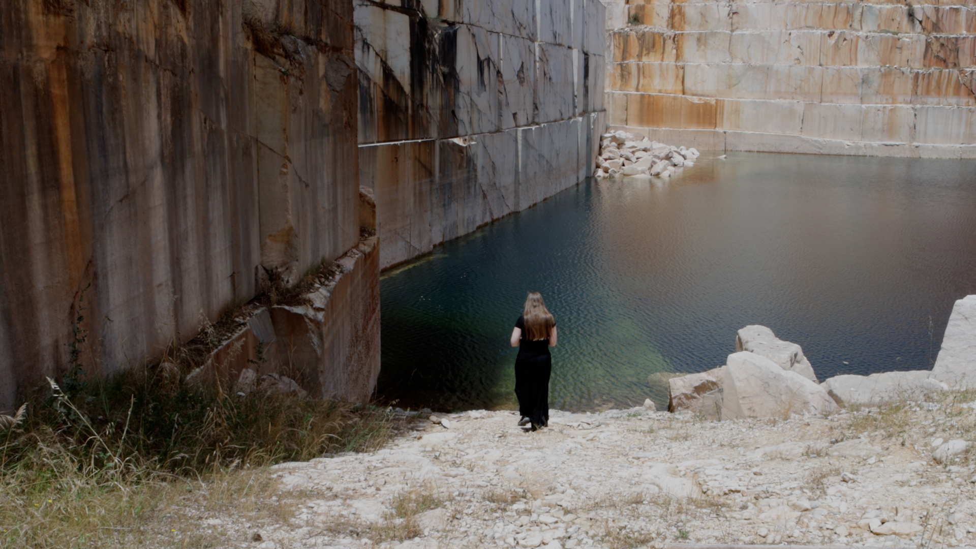 "A terra da pintora da terra - Agua", performance in the marble quarry of Borba, Portugal (2023) i.s.m. Pedro Barral, Portugal